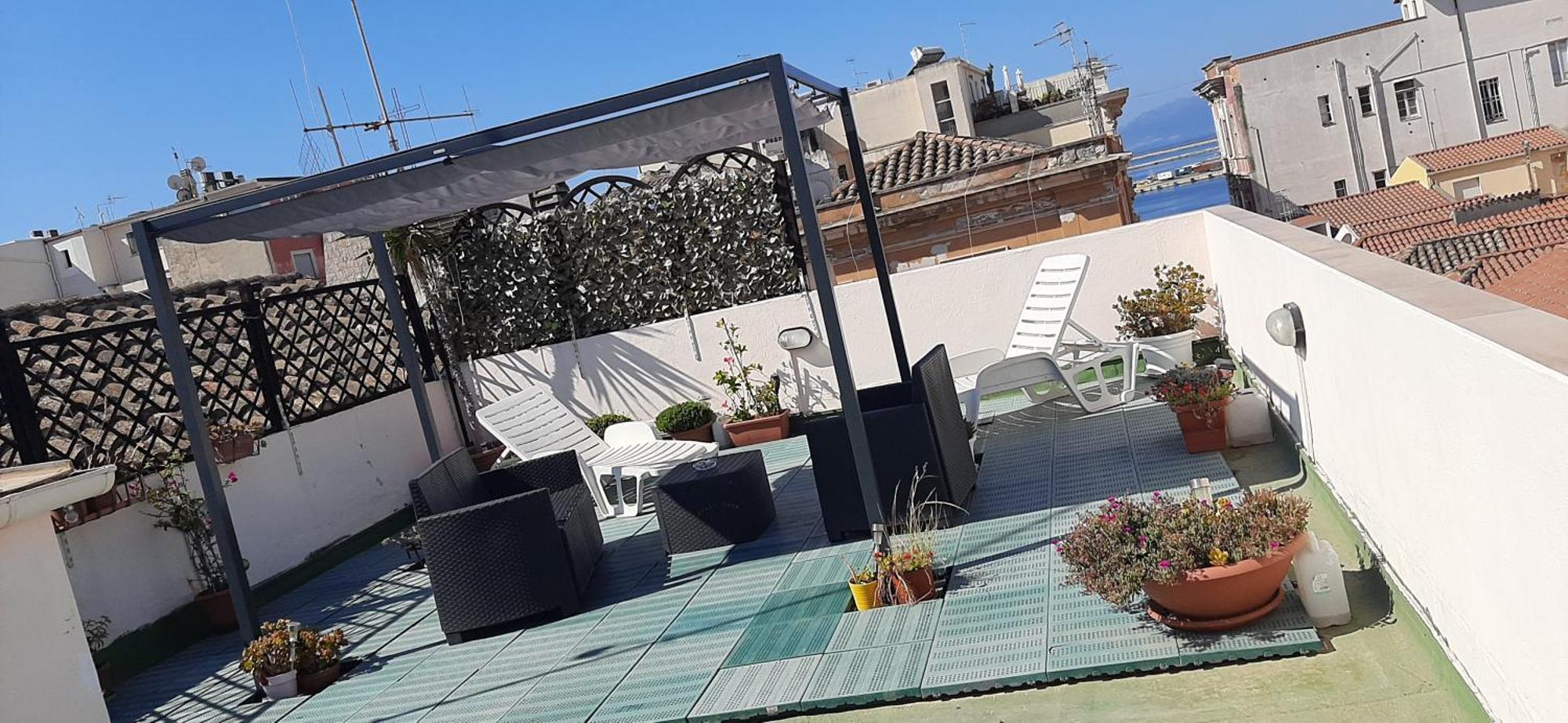 Rosa'S Apartment With Terrace Cagliari Exterior photo